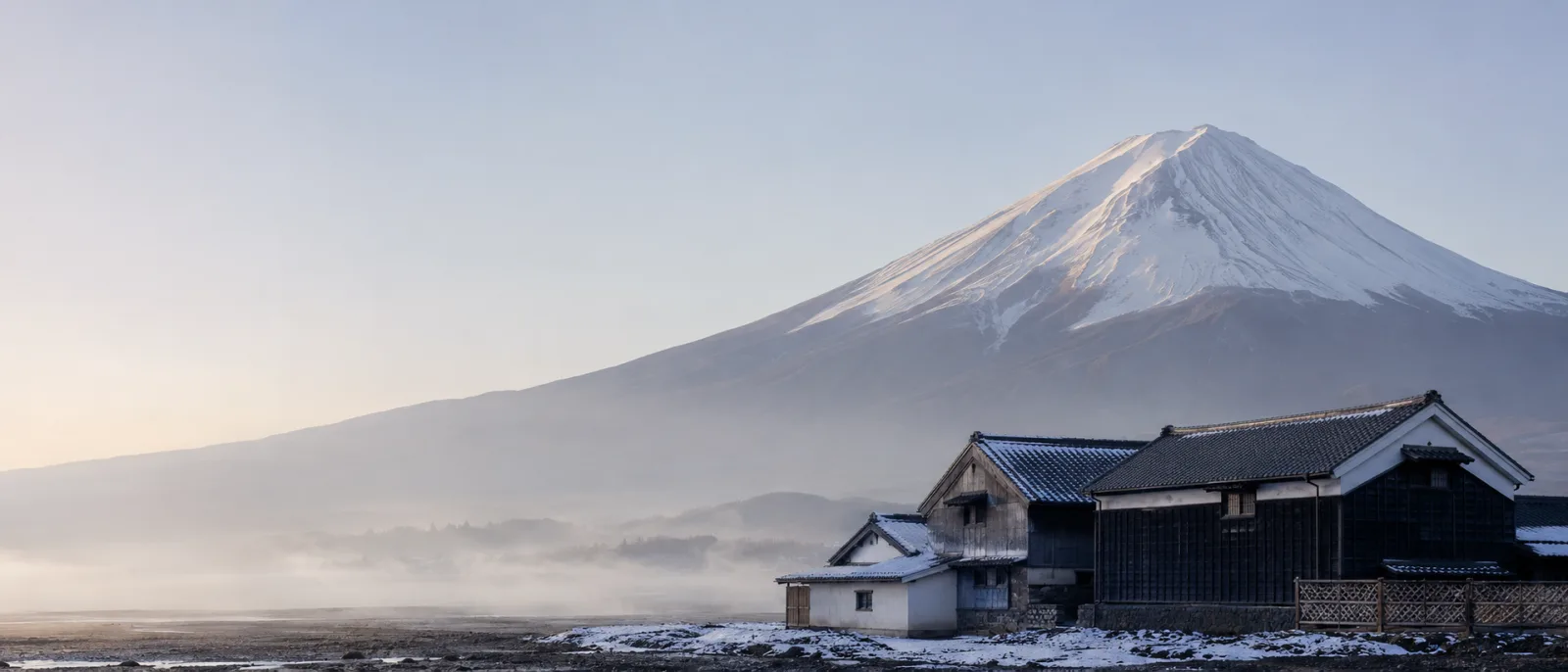 雪の朝、富士山を望む蔵
